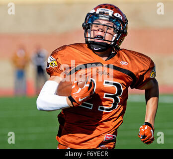 Albuquerque, NM, Stati Uniti d'America. Xxi Nov, 2015. Eldorado #23 Domenico Sandoval capi nella zona di estremità per il touchdown nel primo trimestre del gioco contro Hobbs. Sabato 9 Novembre 21, 2015. © Jim Thompson/Albuquerque ufficiale/ZUMA filo/Alamy Live News Foto Stock