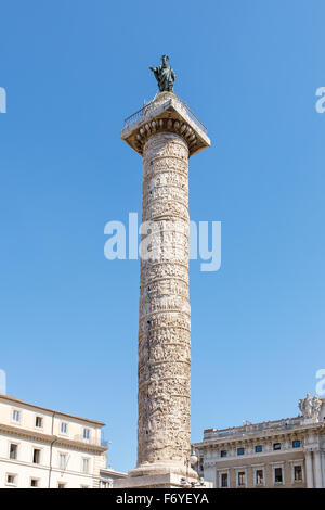 Colonna di Marco Aurelio su Piazza Colonna Foto Stock