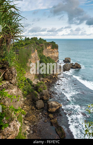 Costa rocciosa vicino a spiaggia Timang su Java, Indonesia Foto Stock