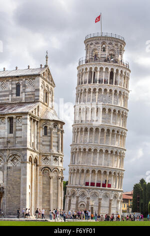 PISA, Italia - 14 agosto 2015: la famosa Piazza dei Miracoli a Pisa, Italia (XII secolo) Foto Stock