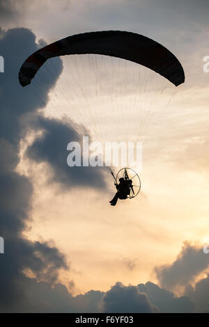 Silhouette di parapendio sul Cielo di tramonto sullo sfondo Foto Stock