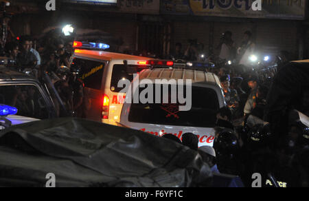 Dacca in Bangladesh. 22 Novembre, 2015. Le persone che circondano un ambulanza che trasporta i corpi dei due leader dell'opposizione condannati per crimini di guerra dopo la loro esecuzione a Dhaka, nel Bangladesh, nov. 22, 2015. Bangladesh sui primi Domenica eseguito due dirigenti dell opposizione condannati per crimini di guerra durante il paese della guerra di indipendenza nel 1971. © Shariful Islam/Xinhua/Alamy Live News Foto Stock