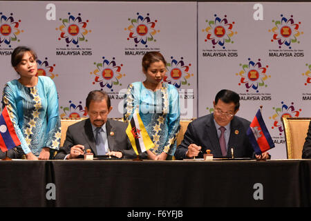 Kuala Lumpur, Malesia. 22 Novembre, 2015. Brunei il Sultano Hassanal Bolkiah (2 L) e Cambogia il Primo Ministro Hun Sen (1R) firmare i documenti di Kuala Lumpur in Malesia, nov. 22, 2015. I dieci paesi ASEAN hanno firmato il 2015 Kuala Lumpur Dichiarazione sull'istituzione della Comunità ASEAN e la Kuala Lumpur Dichiarazione sull'ASEAN 2025: andando avanti insieme qui di domenica. Credito: Chong Voon Chung/Xinhua/Alamy Live News Foto Stock