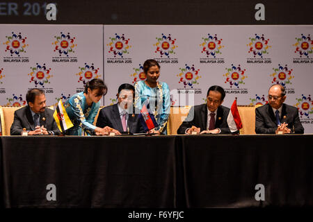 Kuala Lumpur, Malesia. 22 Novembre, 2015. Cambogia il Primo Ministro Hun Sen (3 L) e Indonesia il presidente di Joko Widodo (seconda R) firmare i documenti di Kuala Lumpur in Malesia, nov. 22, 2015. I dieci paesi ASEAN hanno firmato il 2015 Kuala Lumpur Dichiarazione sull'istituzione della Comunità ASEAN e la Kuala Lumpur Dichiarazione sull'ASEAN 2025: andando avanti insieme qui di domenica. Credito: Chong Voon Chung/Xinhua/Alamy Live News Foto Stock