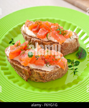 Sandwich Con salmone salato e crema di formaggio. Foto Stock