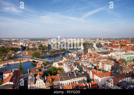 Città di Wroclaw in Polonia dal di sopra, Città Vecchia sul fiume Oder (Odra) sul primo piano. Foto Stock