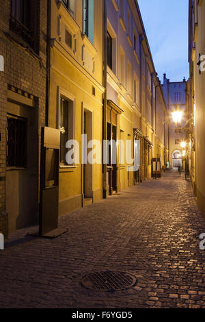 Città di Wroclaw in Polonia da notte, strada stretta nella Città Vecchia. Foto Stock
