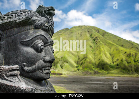La scultura in pietra all entrata di Bentar Candi e Batok vulcano Bromo Tengger Semeru National Park, East Java, Indonesia Foto Stock