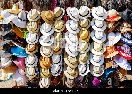 Selezione di tradizionali sunhats in vendita a Puerto Vallarta, Messico Foto Stock