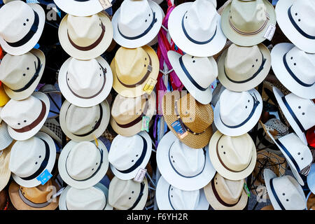 Selezione di tradizionali sunhats in vendita a Puerto Vallarta, Messico Foto Stock