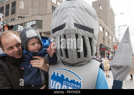 Montreal, Canada. 21 Novembre, 2015. Migliaia di persone, compresi punteggi dei bambini, si sono riuniti sabato 21 novembre per assistere alla tradizionale Santa Claus Parade nel centro di Montreal. È stato questo anno la 65esima edizione della popolare parade, che segna ufficialmente la apertura della stagione di vacanze e offre alcuni momenti magici per la città di figli. Secondo gli organizzatori, la Santa Claus Parade attira circa 300.000 più persone ogni anno. Credito: Megapress/Alamy Live News Foto Stock