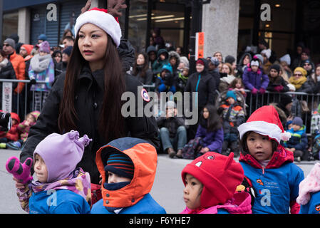 Montreal, Canada. 21 Novembre, 2015. Migliaia di persone, compresi punteggi dei bambini, si sono riuniti sabato 21 novembre per assistere alla tradizionale Santa Claus Parade nel centro di Montreal. È stato questo anno la 65esima edizione della popolare parade, che segna ufficialmente la apertura della stagione di vacanze e offre alcuni momenti magici per la città di figli. Secondo gli organizzatori, la Santa Claus Parade attira circa 300.000 più persone ogni anno. Credito: Megapress/Alamy Live News Foto Stock