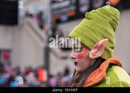 Montreal, Canada. 21 Novembre, 2015. Migliaia di persone, compresi punteggi dei bambini, si sono riuniti sabato 21 novembre per assistere alla tradizionale Santa Claus Parade nel centro di Montreal. È stato questo anno la 65esima edizione della popolare parade, che segna ufficialmente la apertura della stagione di vacanze e offre alcuni momenti magici per la città di figli. Secondo gli organizzatori, la Santa Claus Parade attira circa 300.000 più persone ogni anno. Credito: Megapress/Alamy Live News Foto Stock