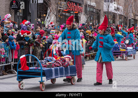 Montreal, Canada. 21 Novembre, 2015. Migliaia di persone, compresi punteggi dei bambini, si sono riuniti sabato 21 novembre per assistere alla tradizionale Santa Claus Parade nel centro di Montreal. È stato questo anno la 65esima edizione della popolare parade, che segna ufficialmente la apertura della stagione di vacanze e offre alcuni momenti magici per la città di figli. Secondo gli organizzatori, la Santa Claus Parade attira circa 300.000 più persone ogni anno. Credito: Megapress/Alamy Live News Foto Stock