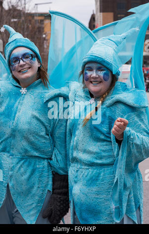 Montreal, Canada. 21 Novembre, 2015. Migliaia di persone, compresi punteggi dei bambini, si sono riuniti sabato 21 novembre per assistere alla tradizionale Santa Claus Parade nel centro di Montreal. È stato questo anno la 65esima edizione della popolare parade, che segna ufficialmente la apertura della stagione di vacanze e offre alcuni momenti magici per la città di figli. Secondo gli organizzatori, la Santa Claus Parade attira circa 300.000 più persone ogni anno. Credito: Megapress/Alamy Live News Foto Stock