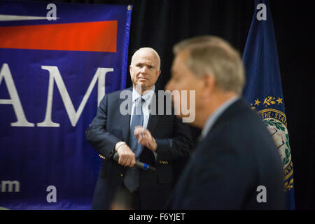 Hudson, Stati Uniti. Xx Nov, 2015. Il candidato repubblicano alla presidenza il senatore Lindsey Graham (R-S.C.) campagne al fianco di John McCain (R-Ariz.) presso American Legion Post 48. © Luca William Pasley/Pacific Press/Alamy Live News Foto Stock