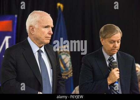 Hudson, Stati Uniti. Xx Nov, 2015. Il candidato repubblicano alla presidenza il senatore Lindsey Graham (R-S.C.) campagne al fianco di John McCain (R-Ariz.) presso American Legion Post 48. © Luca William Pasley/Pacific Press/Alamy Live News Foto Stock