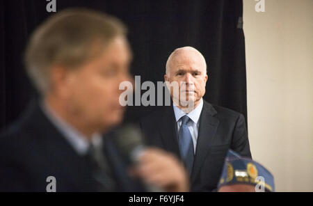 Hudson, Stati Uniti. Xx Nov, 2015. Il senatore John McCain (R-Ariz) guarda come candidato presidenziale repubblicano Sen. Lindsey Graham (R-S.C.) risolve un municipio campagna incontro evento presso American Legion Post 48. © Luca William Pasley/Pacific Press/Alamy Live News Foto Stock