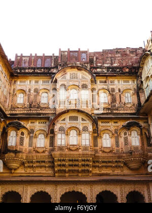 Riccamente intagliato finestre in pietra del Jhanki Mahal in Forte Mehrangarh, Jodhpur, Rajasthan, India Foto Stock