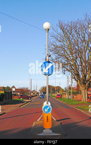 Mantenere la sinistra cartelli stradali nel centro della strada a Hellesdon, Norfolk, Inghilterra, Regno Unito. Foto Stock