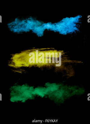 Congelare il movimento del colorato di esplosioni di polvere su sfondo nero Foto Stock