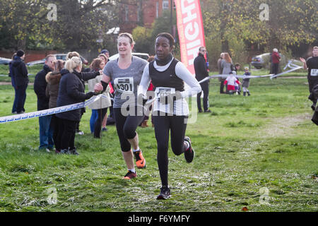 Il torneo di Wimbledon, Londra, Regno Unito. Il 22 novembre 2015. Centinaia di corridori hanno partecipato alla seconda edizione del torneo di Wimbledon mezza maratona con il corso in scena intorno a Wimbledon Common Credit: amer ghazzal/Alamy Live News Foto Stock