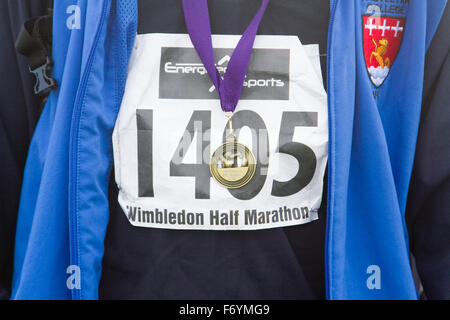 Il torneo di Wimbledon, Londra, Regno Unito. Il 22 novembre 2015. Centinaia di corridori hanno partecipato alla seconda edizione del torneo di Wimbledon mezza maratona con il corso in scena intorno a Wimbledon Common Credit: amer ghazzal/Alamy Live News Foto Stock