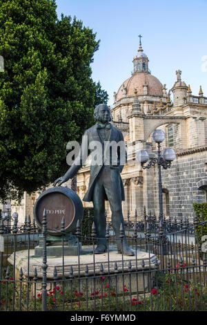 Tio Pepe statua dalla cattedrale di Jerez de la Frontera, la provincia di Cadiz Cadice, Spagna Foto Stock