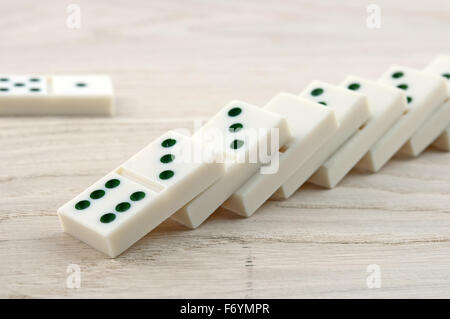 Vista superiore del domino gioca su un tavolo di legno Foto Stock