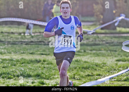 Il torneo di Wimbledon, Londra, Regno Unito. Il 22 novembre 2015. Centinaia di corridori hanno partecipato alla seconda edizione del torneo di Wimbledon mezza maratona con il corso in scena intorno a Wimbledon Common Credit: amer ghazzal/Alamy Live News Foto Stock