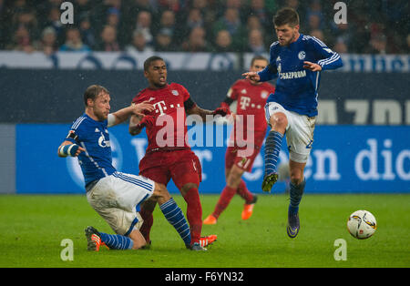 Gelsenkirchen (Germania). Xxi Nov, 2015. Monaco di Baviera è Douglas Costa (C) e Schalke's Benedikt Hoewedes (L) e Klaas-Jan Huntelaar (R) si contendono la palla durante la Bundesliga tedesca match tra FC Schalke 04 e Bayern Monaco di Baviera in la Veltins Arena di Gelsenkirchen (Germania), 21 novembre 2015. Credito: dpa picture alliance/Alamy Live News Foto Stock