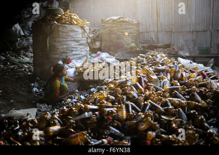 Dacca in Bangladesh. 22 Novembre, 2015. Giovane ragazza sta lavorando in plastica fabbrica di riciclo. La maggior parte di loro crescono senza alcuna istruzione formale. Credito: Mohammad Hossain Ponir/ZUMA filo/Alamy Live News Foto Stock