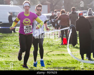 Il torneo di Wimbledon, Londra, Regno Unito. Il 22 novembre 2015. Centinaia di corridori hanno partecipato alla seconda edizione del torneo di Wimbledon mezza maratona con il corso in scena intorno a Wimbledon Common Credit: amer ghazzal/Alamy Live News Foto Stock