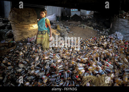 Dacca in Bangladesh. 22 Novembre, 2015. Giovane ragazza sta lavorando in plastica fabbrica di riciclo. La maggior parte di loro crescono senza alcuna istruzione formale. Credito: Mohammad Hossain Ponir/ZUMA filo/Alamy Live News Foto Stock