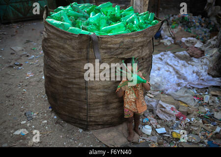 Dacca in Bangladesh. 22 Novembre, 2015. I bambini crescono in plastica fabbrica di riciclo senza alcuna istruzione formale. Credito: Mohammad Hossain Ponir/ZUMA filo/Alamy Live News Foto Stock