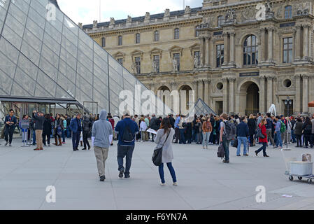 Parigi è stata recentemente la scena di molteplici attacchi terroristici nel novembre del XIII che ha causato la morte di oltre un centinaio di persone. Foto Stock