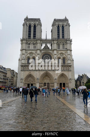 Parigi è stata recentemente la scena di molteplici attacchi terroristici nel novembre del XIII che ha causato la morte di oltre un centinaio di persone. Foto Stock