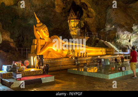 Il Buddha sdraiato in grotta Foto Stock