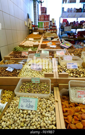 Una selezione di dadi in vendita nel mercato grande Hall, Budapest, Ungheria. Foto Stock