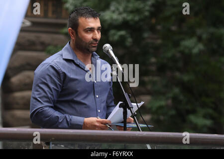 Sydney, Australia. Il 22 novembre 2015. Nella foto: un cristiano iracheno uomo parla a recuperare il rally Australia. A poche centinaia di persone si sono stretti presso l'anfiteatro romano di Martin Place, Sydney come parte di una giornata di manifestazioni in tutta la nazione a sostegno dell'Australia via della vita e contro la Islamification dell Australia e la minaccia del terrorismo, soprattutto dopo l'assedio di Sydney. Credito: Richard Milnes/Alamy Live News Foto Stock