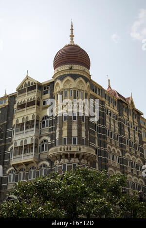 MUMBAI, India - 9 ottobre 2015: Taj Mahal Palace Hotel di Mumbai, India. Questo hotel a cinque stelle è stato aperto in 1903 ed hanno 560 r Foto Stock