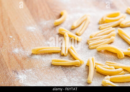 Paste alimentari non cotte casarecce con farina bianca Foto Stock