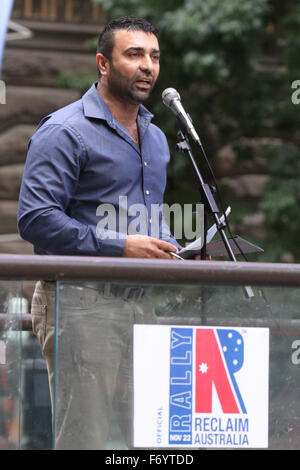 Sydney, Australia. Il 22 novembre 2015. Nella foto: un cristiano iracheno uomo parla a recuperare il rally Australia. A poche centinaia di persone si sono stretti presso l'anfiteatro romano di Martin Place, Sydney come parte di una giornata di manifestazioni in tutta la nazione a sostegno dell'Australia via della vita e contro la Islamification dell Australia e la minaccia del terrorismo, soprattutto dopo l'assedio di Sydney. Credito: Richard Milnes/Alamy Live News Foto Stock