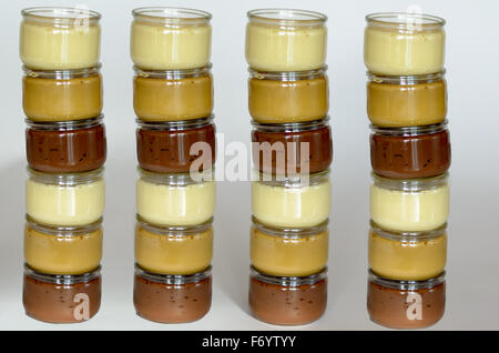 Torre di quattro dei sei bicchieri di pudding, sfondo bianco Foto Stock