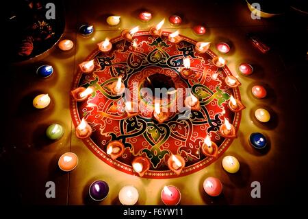 Diwali rangoli con colorati candele accese e diyas durante il festival indù in India Foto Stock
