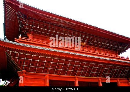 Una vista superiore del santuario giapponese in legno e colori spettacolari Foto Stock