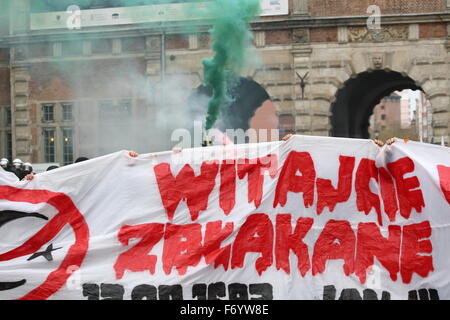 Gdansk, Polonia 22nd, nov. 2015 tumulti durante anti-immigrati marzo organizzato dalla estrema destra attivisti e Lechia Gdansk football club tifosi in Gdansk. È arrivato il momento di tafferugli con la polizia, diverse persone sono state arrestate. I manifestanti hanno gridato xenofoba e razzista slogan contro i seguaci dell Islam, calpestato anche la bandiera dell'Unione europea Credito: Michal Fludra/Alamy Live News Foto Stock
