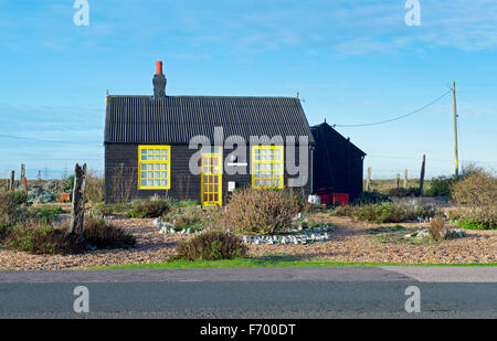 Prospettiva Cottage, una volta casa di film-maker Derek Jarman, Dungeness, Kent, England Regno Unito Foto Stock