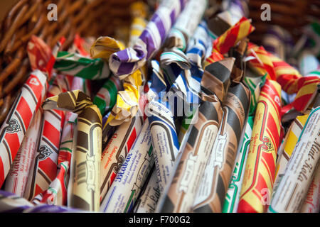 Londra, Regno Unito. Il 22 novembre 2015. Polkagris - svedese candy bastoni. La folla frequentare questo anno la svedese il Mercato di Natale presso la Chiesa svedese. Le bancarelle del mercato di portare lo spirito della tradizione natalizia svedese a Londra con una vasta gamma di piatti svedesi, bere e lavorati a mano gli elementi. Credito: Nathaniel Noir/Alamy Live News Foto Stock