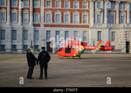 Londra, Regno Unito. 22 Novembre, 2015. A seguito di una emergenza medica, London's Air Ambulance è stato chiamato ad affrontare una situazione che ha richiesto loro elicottero a terra in un iconico luogo. Credito: Marc Ward/Alamy Live News Foto Stock